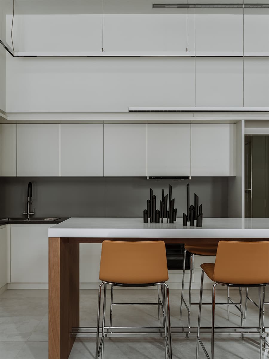 «Тихая роскошь» в интерьере офиса с акцентной мебелью и культовыми светильниками — проект архитектурного бюро IAW RUS