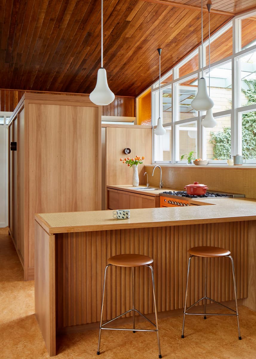 До самого фундамента: преображение австралийского коттеджа с винтажной мебелью и элементами стиля mid-century modern — проект студии Design Theory