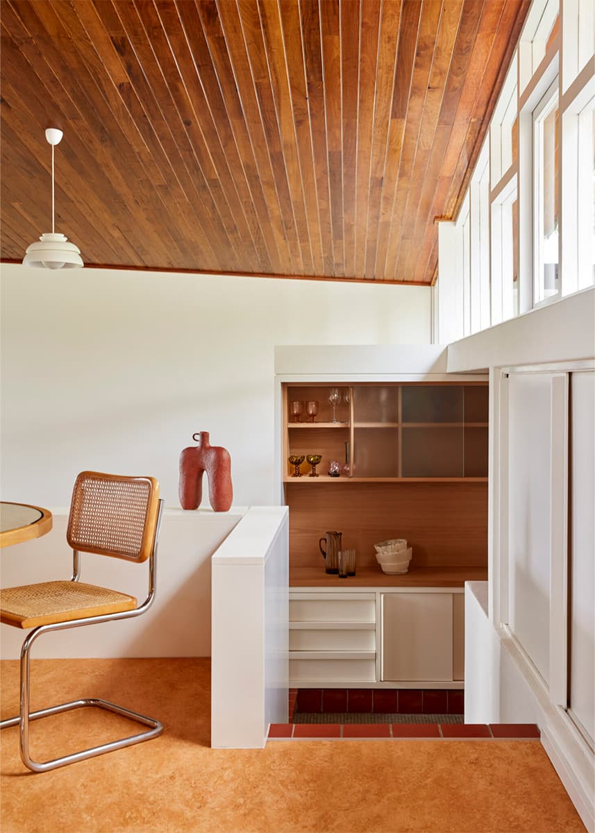 До самого фундамента: преображение австралийского коттеджа с винтажной мебелью и элементами стиля mid-century modern — проект студии Design Theory