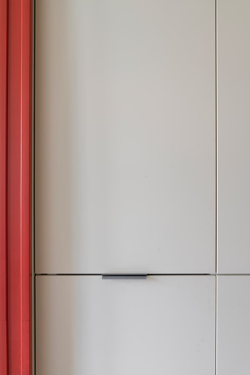 Динамичный интерьер маленькой квартиры, вдохновленный русским конструктивизмом — проект бюро SHKAF interior architects