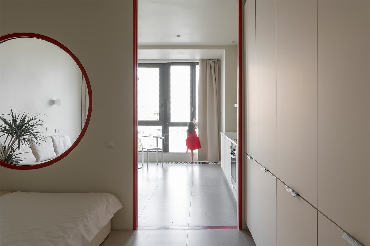 Динамичный интерьер маленькой квартиры, вдохновленный русским конструктивизмом — проект бюро SHKAF interior architects