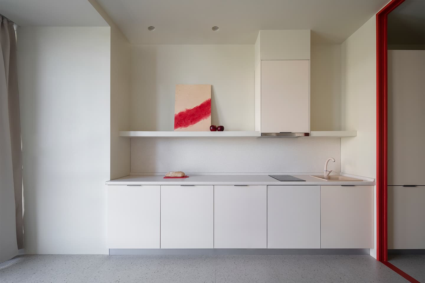 Динамичный интерьер маленькой квартиры, вдохновленный русским конструктивизмом — проект бюро SHKAF interior architects