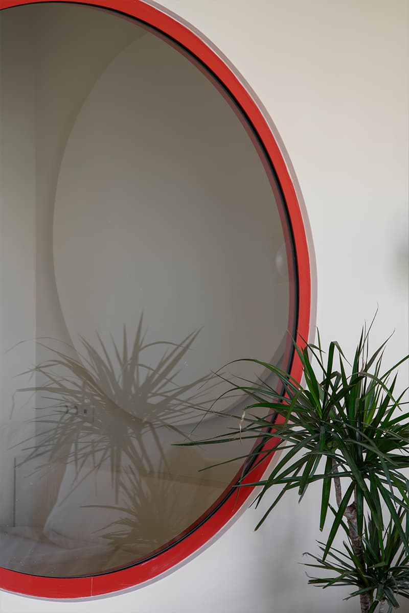 Динамичный интерьер маленькой квартиры, вдохновленный русским конструктивизмом — проект бюро SHKAF interior architects