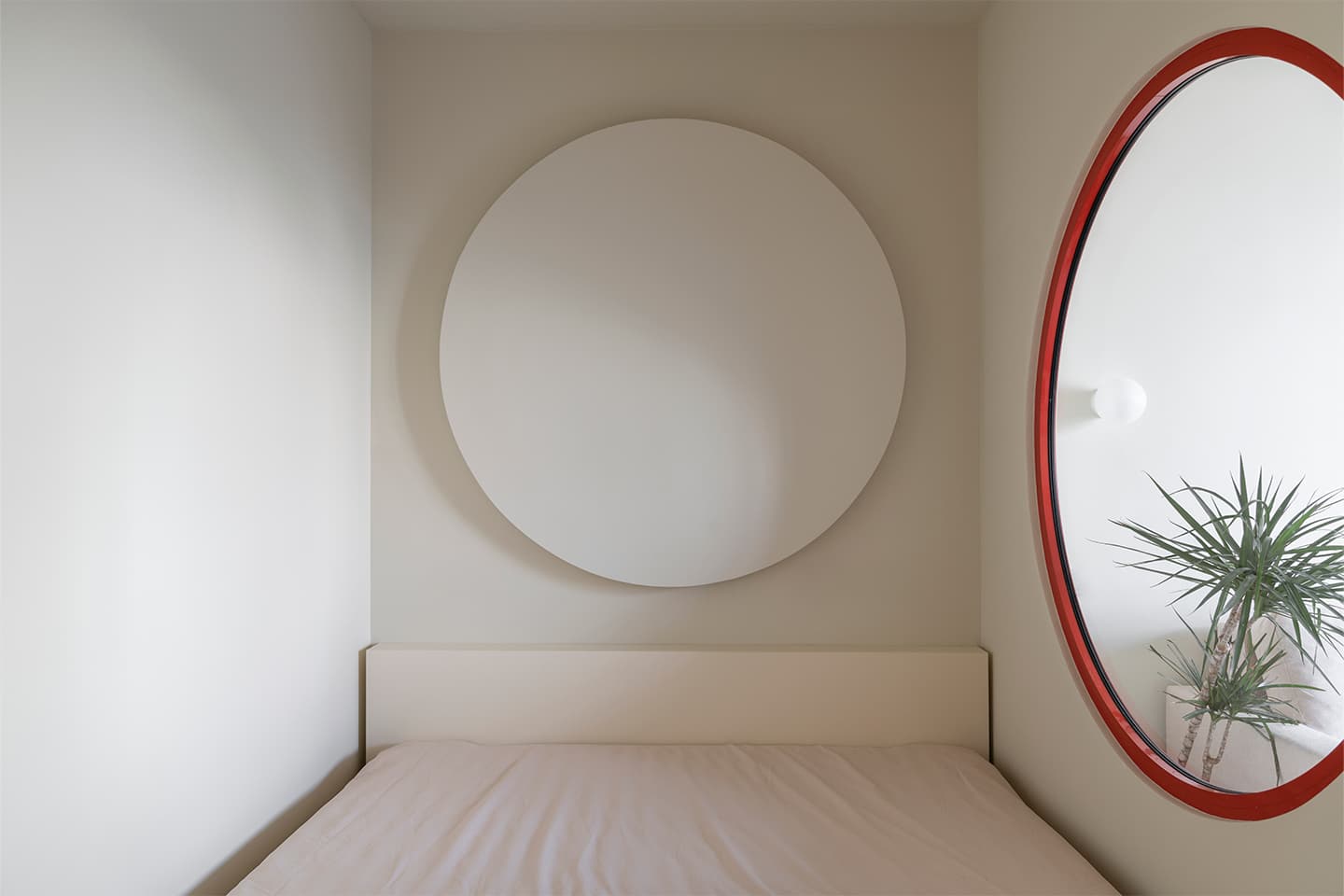 Динамичный интерьер маленькой квартиры, вдохновленный русским конструктивизмом — проект бюро SHKAF interior architects