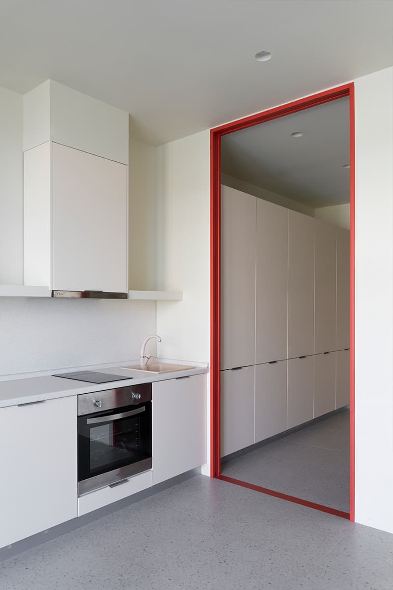 Динамичный интерьер маленькой квартиры, вдохновленный русским конструктивизмом — проект бюро SHKAF interior architects