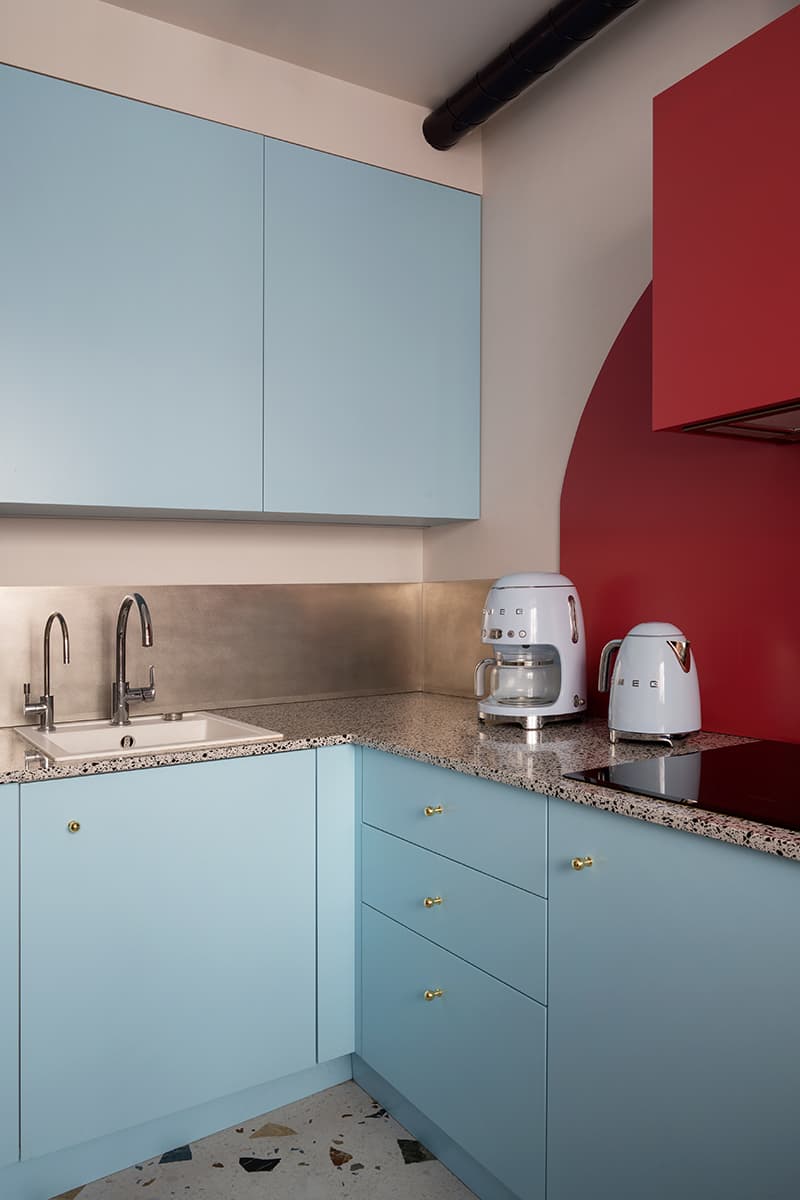 Эклектичный интерьер квартиры с творческой атмосферой для семьи киносценаристов — проект Lake and Walls