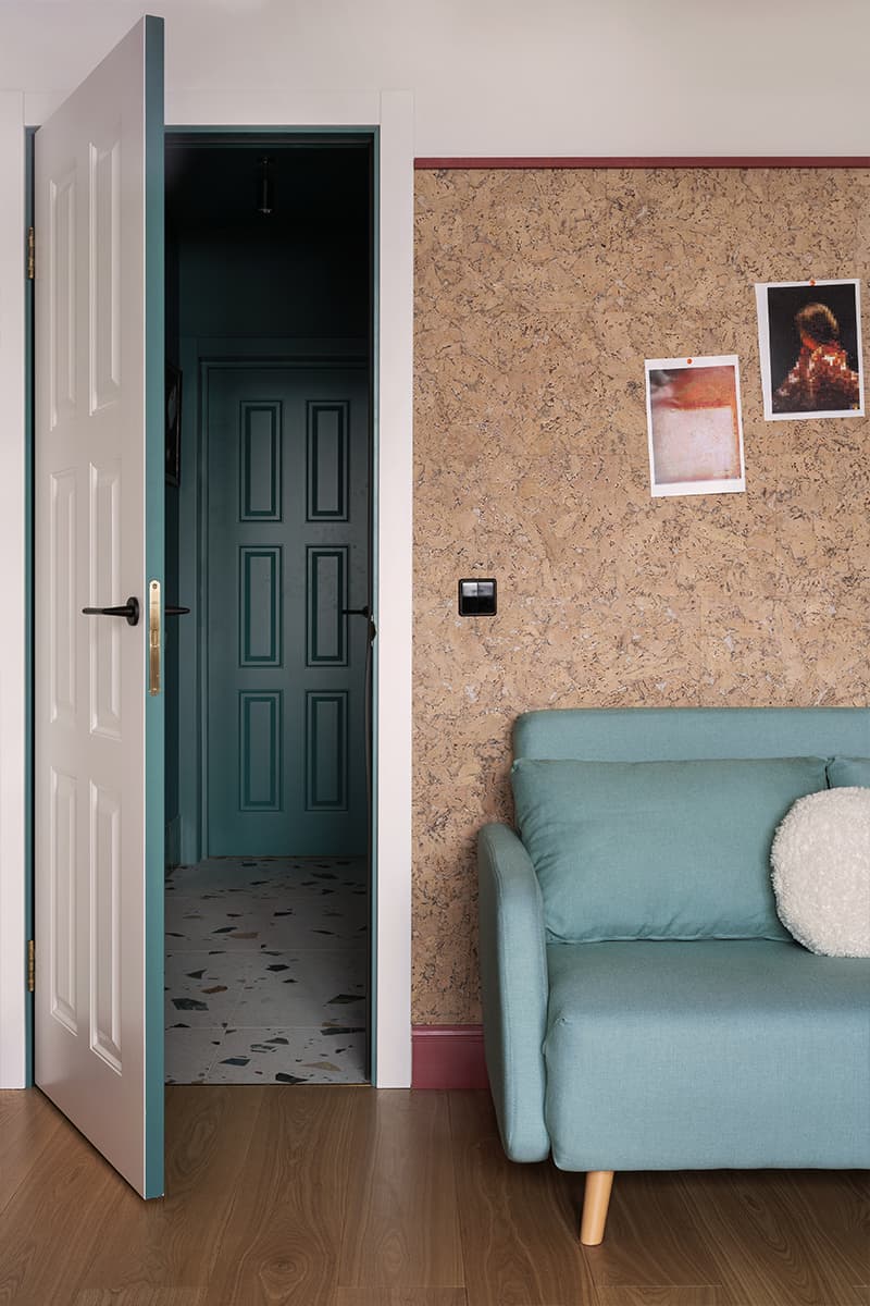 Эклектичный интерьер квартиры с творческой атмосферой для семьи киносценаристов — проект Lake and Walls