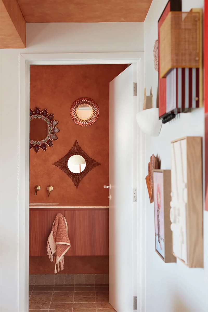 Терракотовые тона, беж и мрамор в интерьере австралийского коттеджа — проект YSG Studio