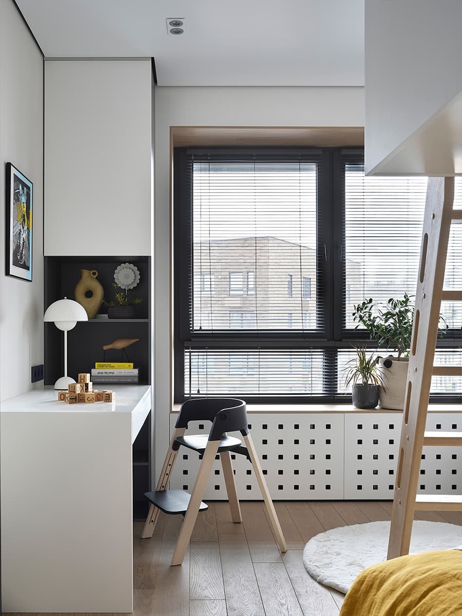 Контрастный интерьер квартиры с искусством и графичными деталями — проект Яны Лысенко