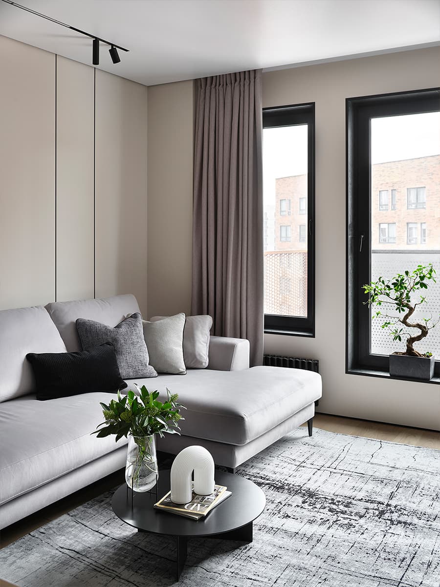 Контрастный интерьер квартиры с искусством и графичными деталями — проект Яны Лысенко