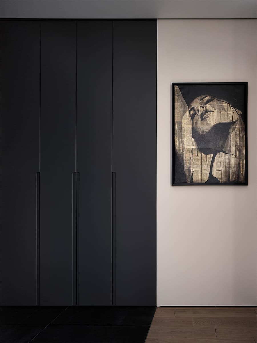 Контрастный интерьер квартиры с искусством и графичными деталями — проект Яны Лысенко