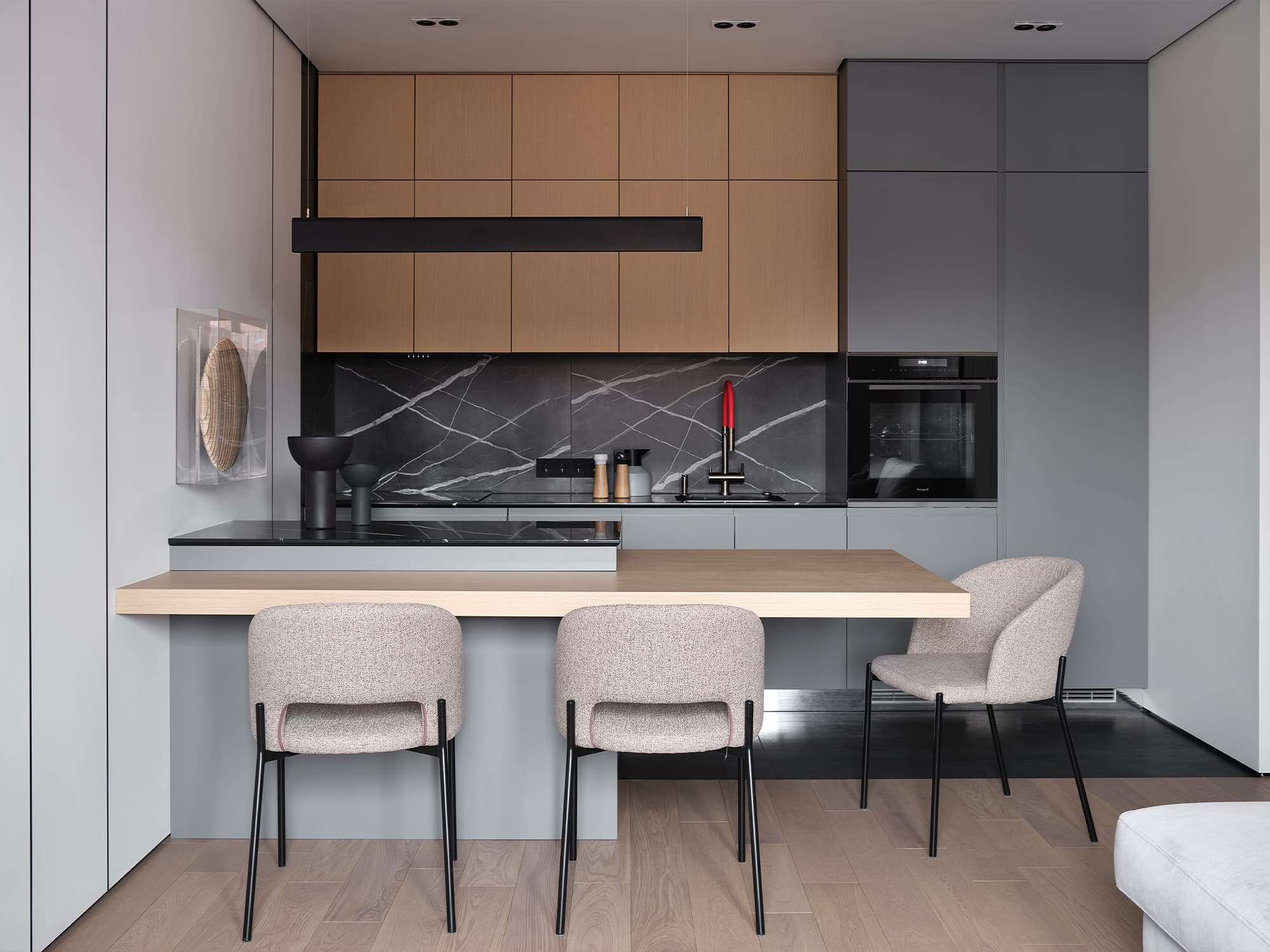 Контрастный интерьер квартиры с искусством и графичными деталями — проект Яны Лысенко