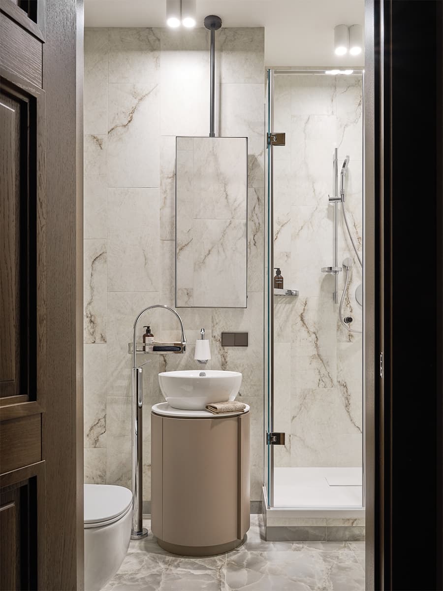 Расслабленный микс классики и современности в интерьере квартиры с камерной спальней — проект Александры Алексеевой