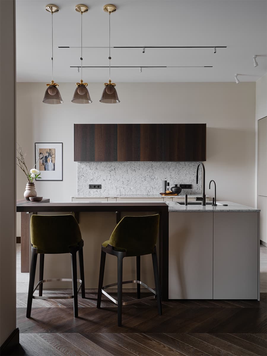 Расслабленный микс классики и современности в интерьере квартиры с камерной спальней — проект Александры Алексеевой