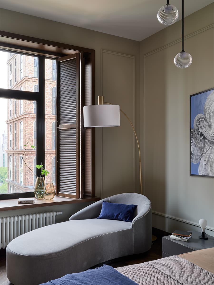 Расслабленный микс классики и современности в интерьере квартиры с камерной спальней — проект Александры Алексеевой