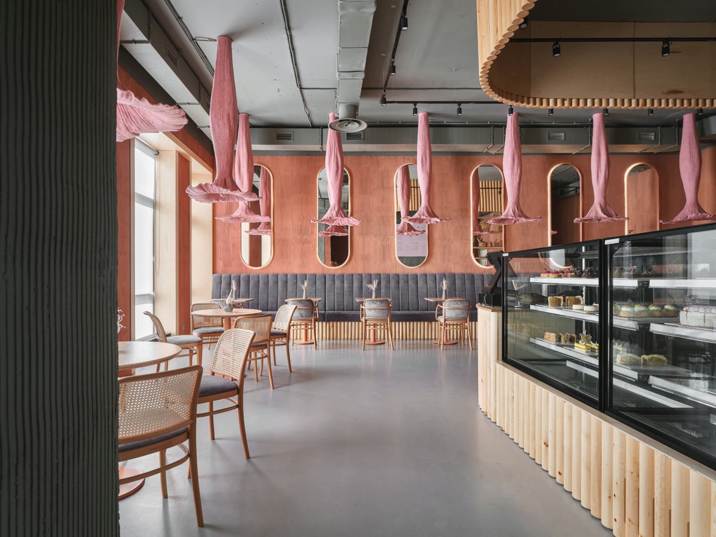 Современное прочтение французского стиля в интерьере красноярской кофейни — проект студии LEFTdesign