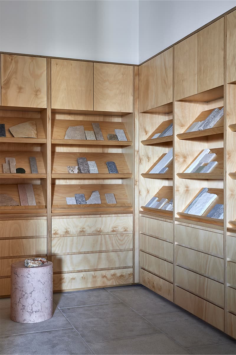 Озелененный интерьер офиса для австралийской студии ландшафтного дизайна Wyer & Co — проект Daniel Boddam Studio