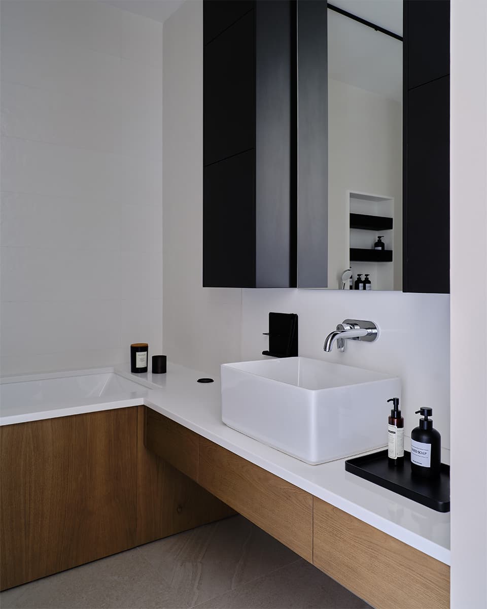 Оригинальный интерьер семейной квартиры в темных тонах — проект Анастасии Егоровой и Екатерины Моисеенко