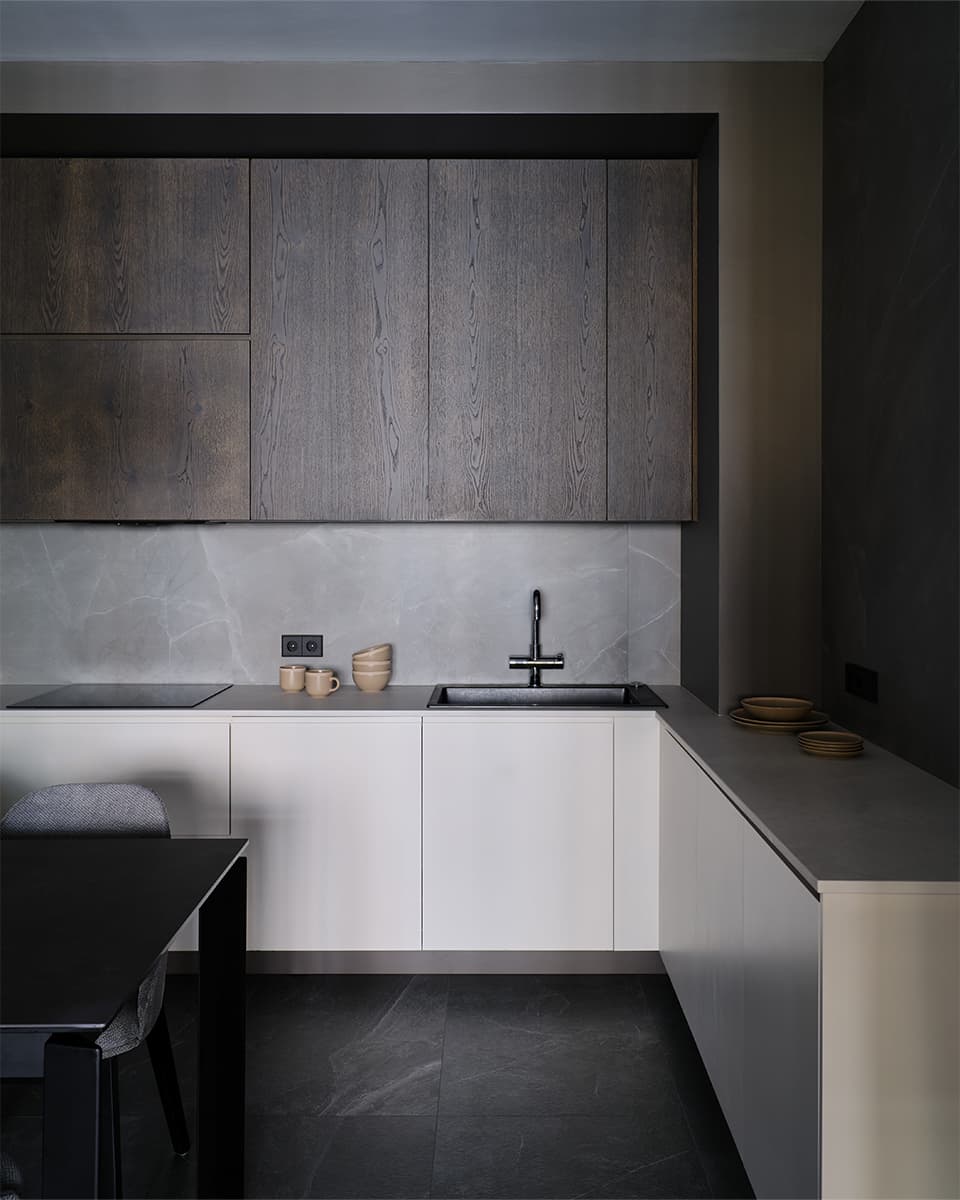 Оригинальный интерьер семейной квартиры в темных тонах — проект Анастасии Егоровой и Екатерины Моисеенко