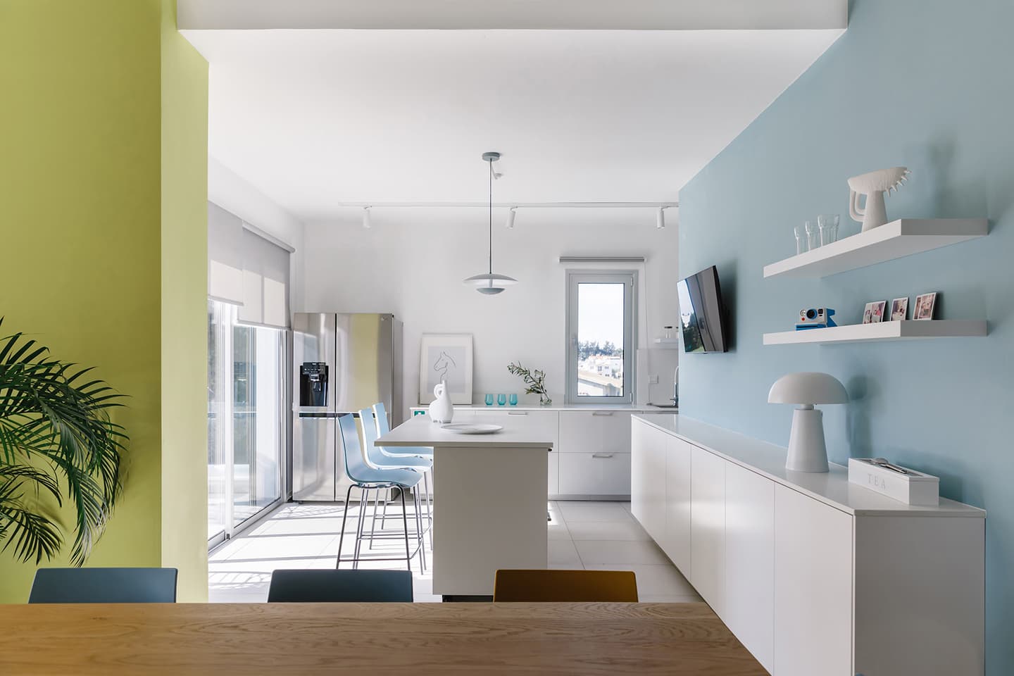 Красочный интерьер офиса Skyeng с кабинами для онлайн-переговоров — проект Анны Мишиной