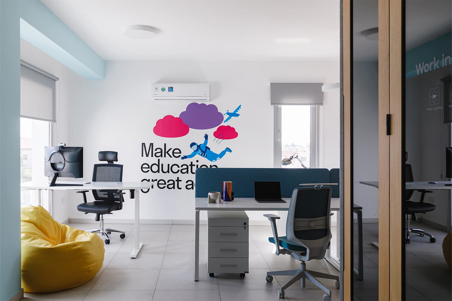 Красочный интерьер офиса Skyeng с кабинами для онлайн-переговоров — проект Анны Мишиной