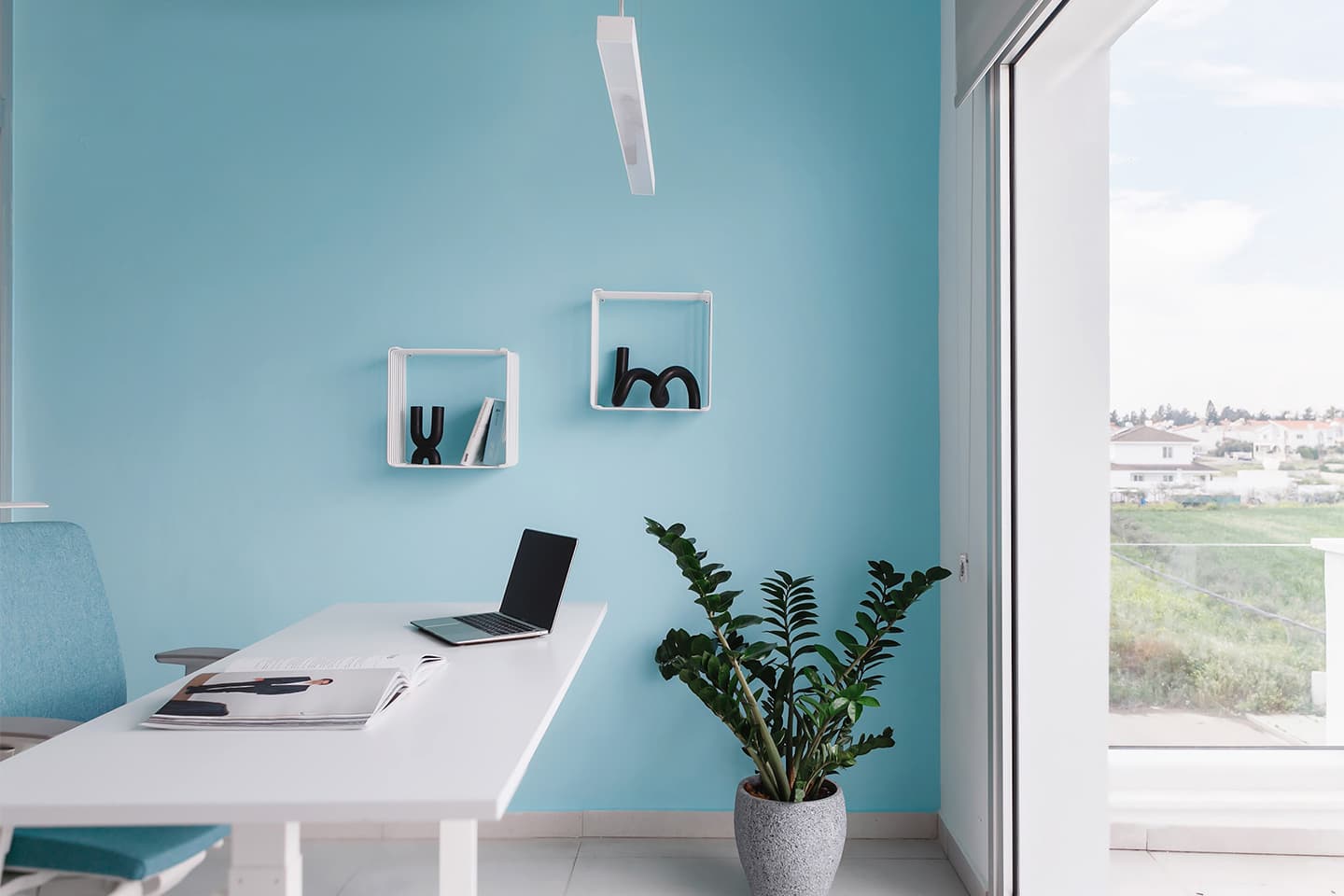 Красочный интерьер офиса Skyeng с кабинами для онлайн-переговоров — проект Анны Мишиной