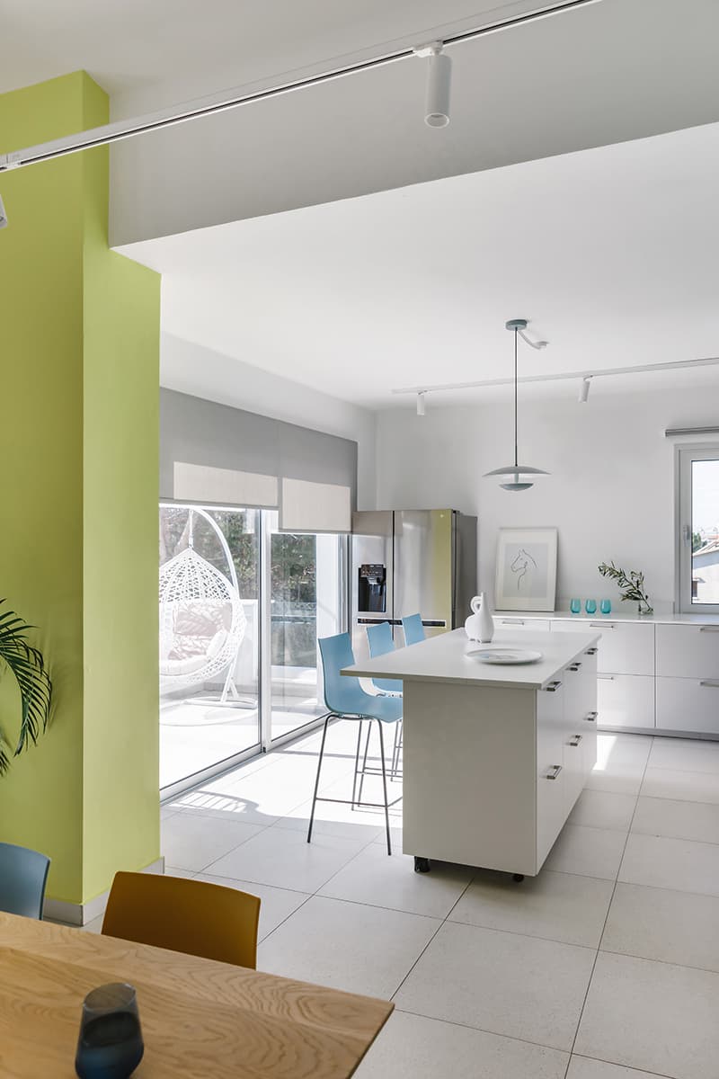 Красочный интерьер офиса Skyeng с кабинами для онлайн-переговоров — проект Анны Мишиной