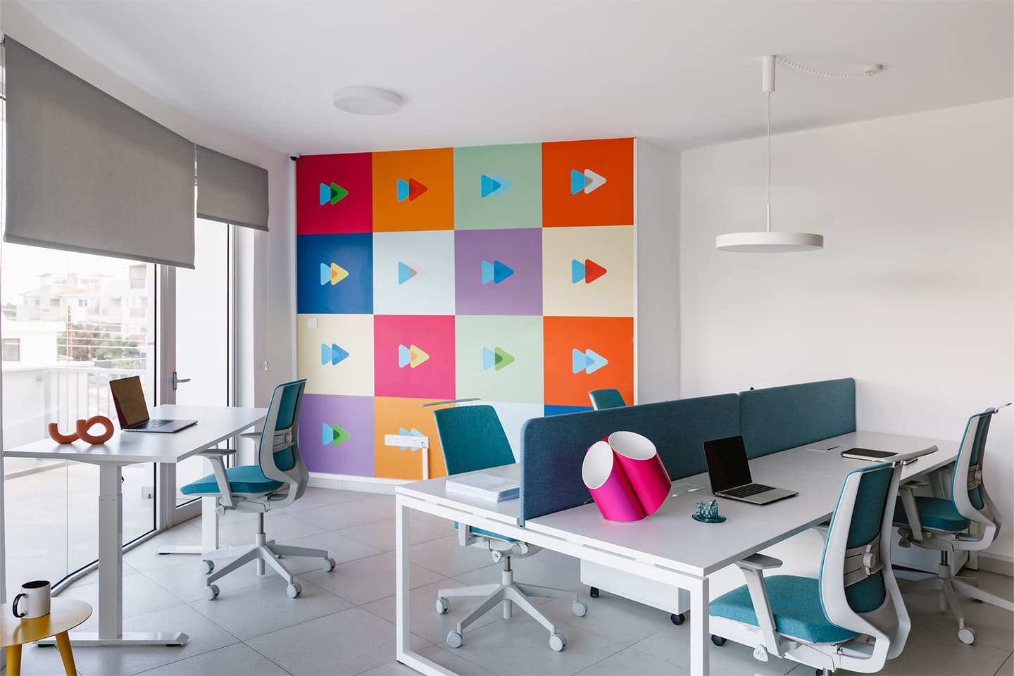 Красочный интерьер офиса Skyeng с кабинами для онлайн-переговоров — проект Анны Мишиной