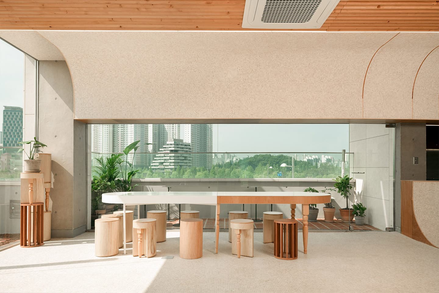 Кирпич, дерево и природный камень в интерьере кафе с итальянским настроением — проект студии Sukchulmok