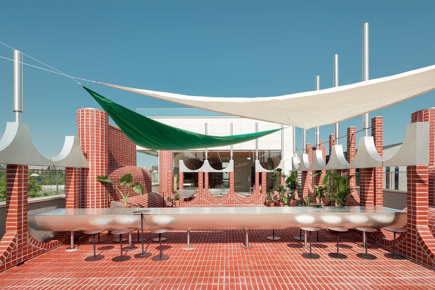 Кирпич, дерево и природный камень в интерьере кафе с итальянским настроением — проект студии Sukchulmok