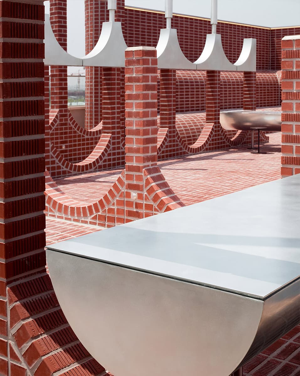 Кирпич, дерево и природный камень в интерьере кафе с итальянским настроением — проект студии Sukchulmok