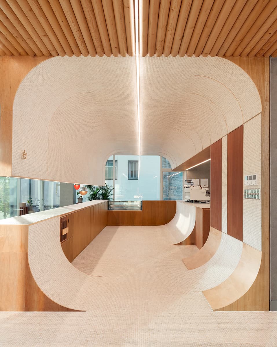 Кирпич, дерево и природный камень в интерьере кафе с итальянским настроением — проект студии Sukchulmok