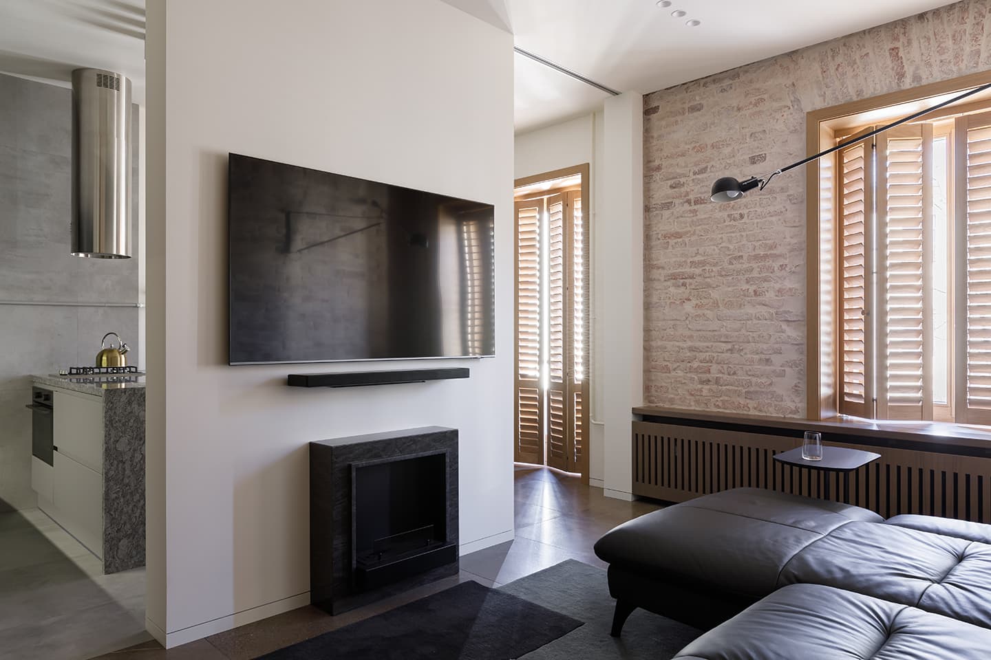 Современный интерьер квартиры, сохранившей атмосферу старого Петербурга — проект студии Background