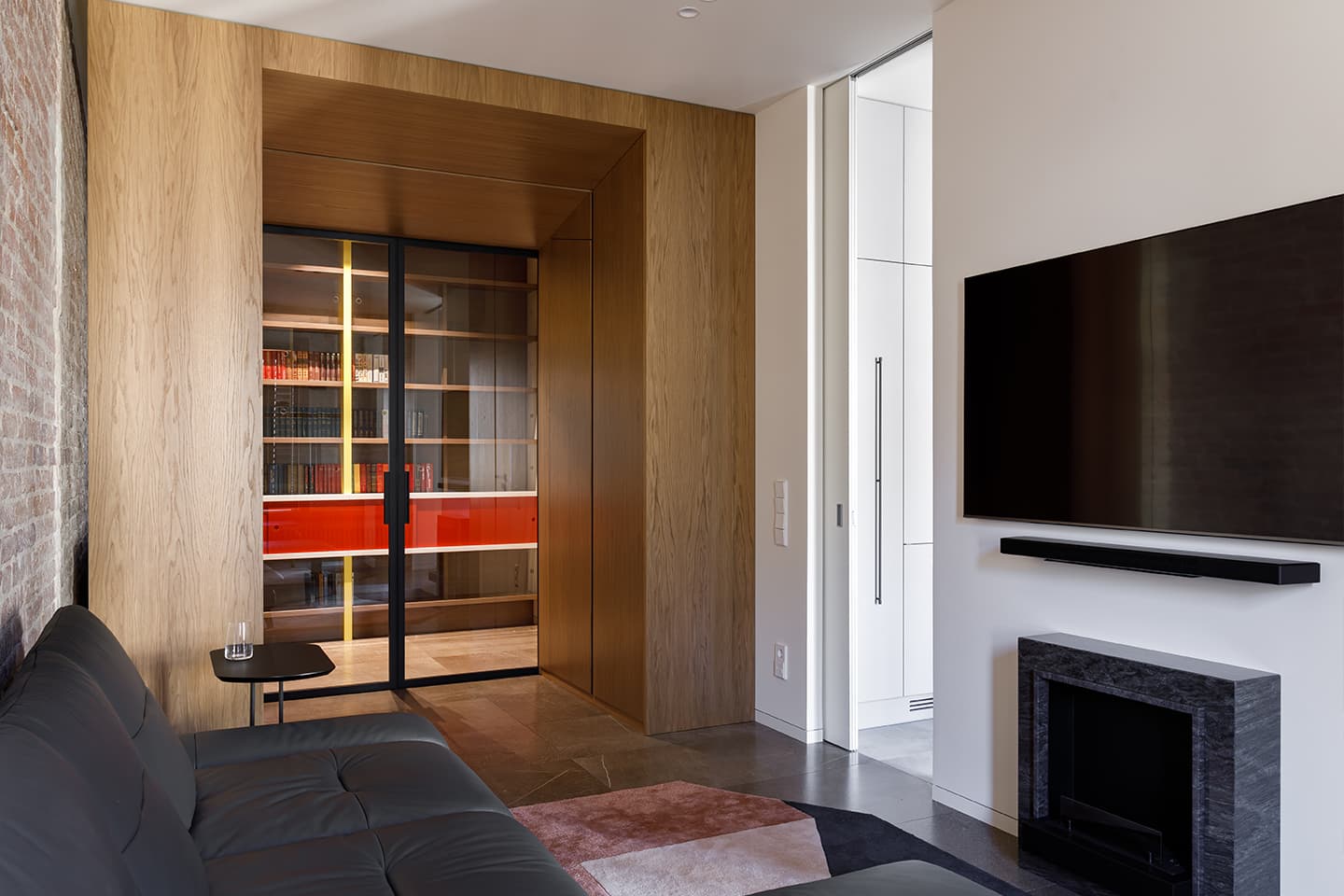 Современный интерьер квартиры, сохранившей атмосферу старого Петербурга — проект студии Background