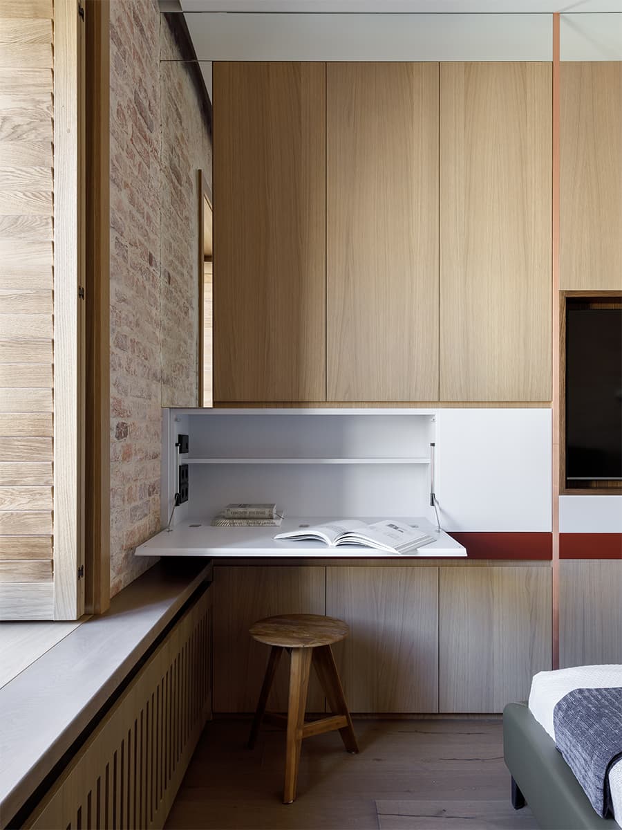 Современный интерьер квартиры, сохранившей атмосферу старого Петербурга — проект студии Background