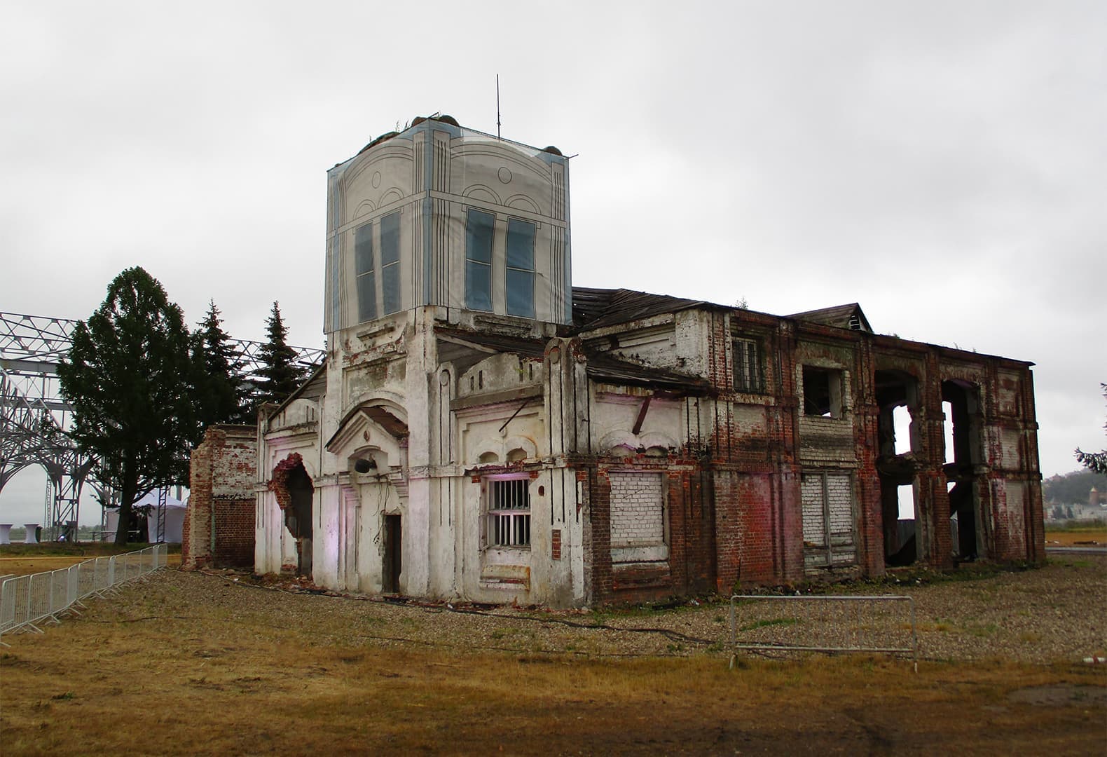 Ярмарочная фильтровальная станция перед началом реставрации (2019) и после ее завершения (2023)