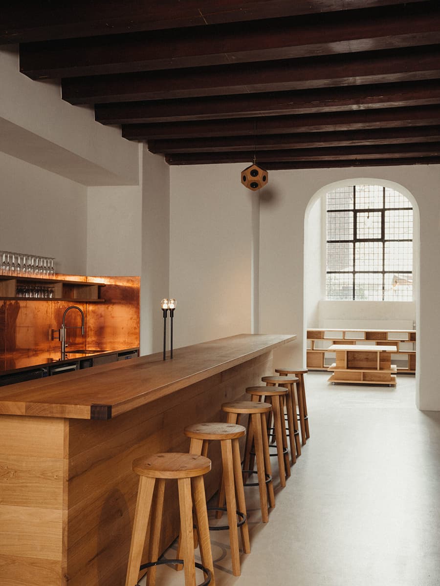 Мореный дуб, графичные светильники и бордовые детали в обновленном интерьере бывшей церкви — проект MEE Studio