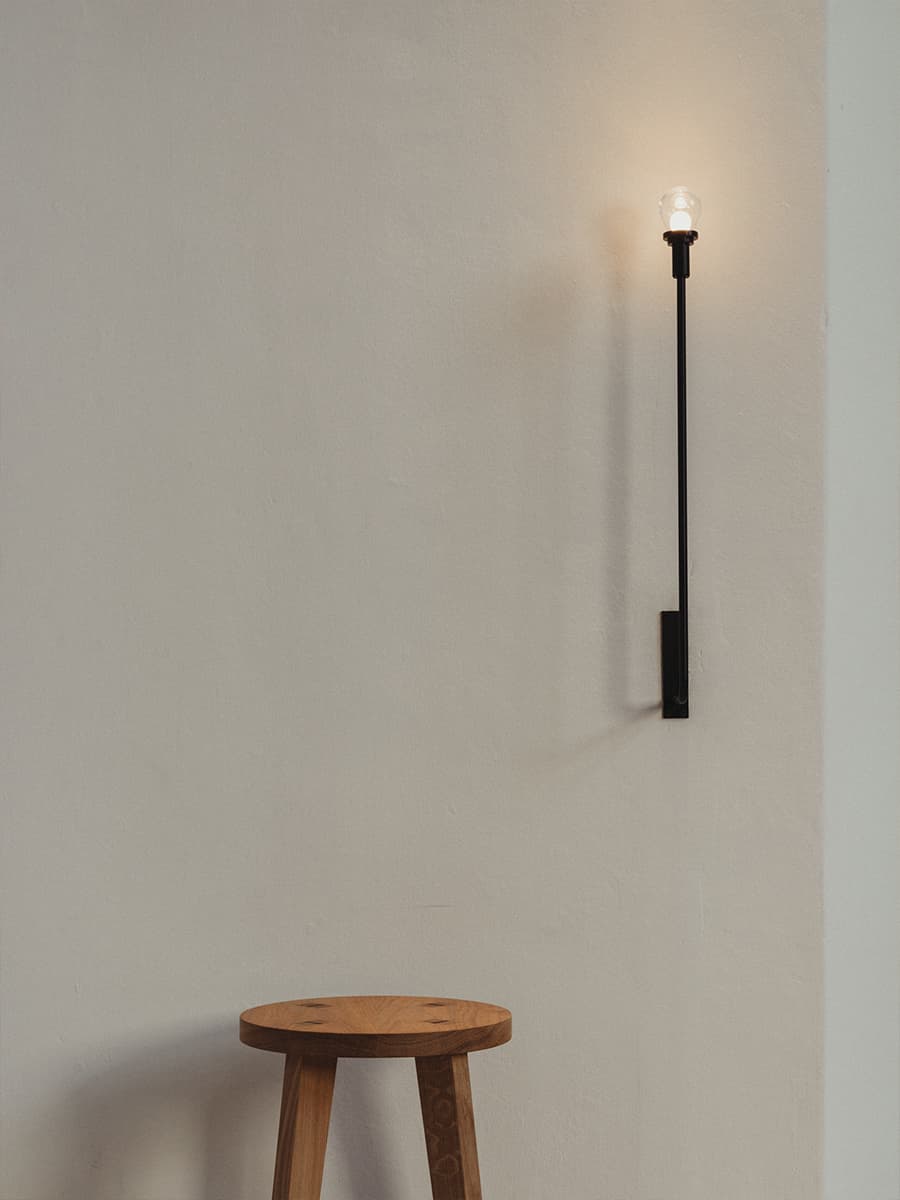 Мореный дуб, графичные светильники и бордовые детали в обновленном интерьере бывшей церкви — проект MEE Studio