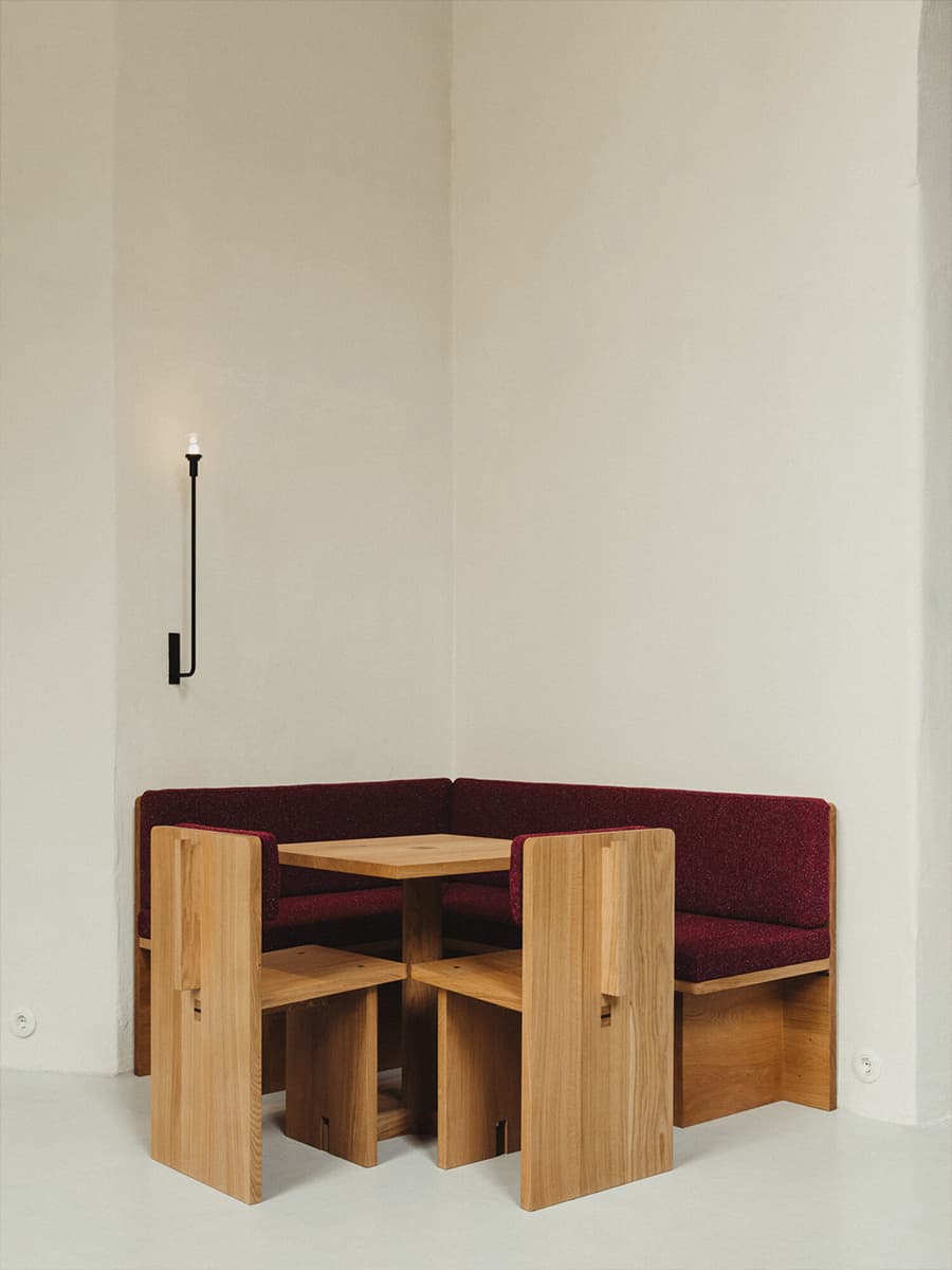 Мореный дуб, графичные светильники и бордовые детали в обновленном интерьере бывшей церкви — проект MEE Studio