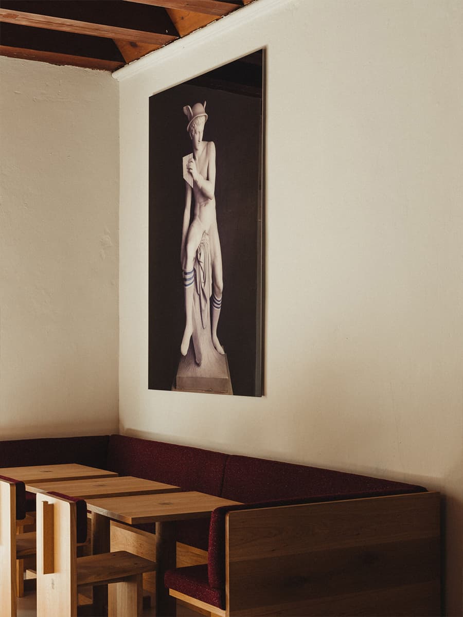 Мореный дуб, графичные светильники и бордовые детали в обновленном интерьере бывшей церкви — проект MEE Studio