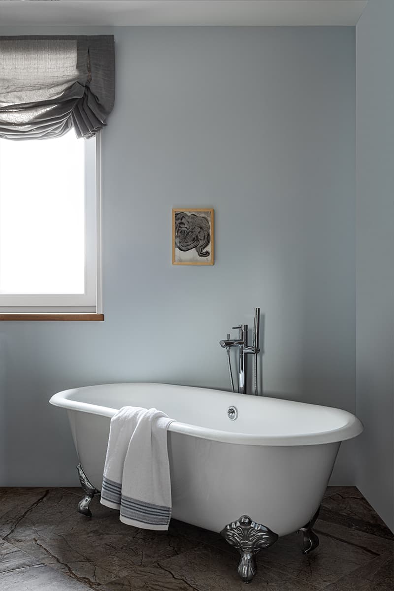 Глубокие тона и винтажная мебель в интерьере загородного дома — проект Надежды Ковалевой