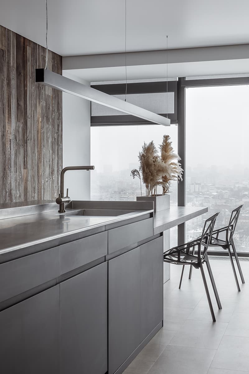 Дерево, сталь, текстиль и пластик в минималистском интерьере — проект Алексея Аладашвили