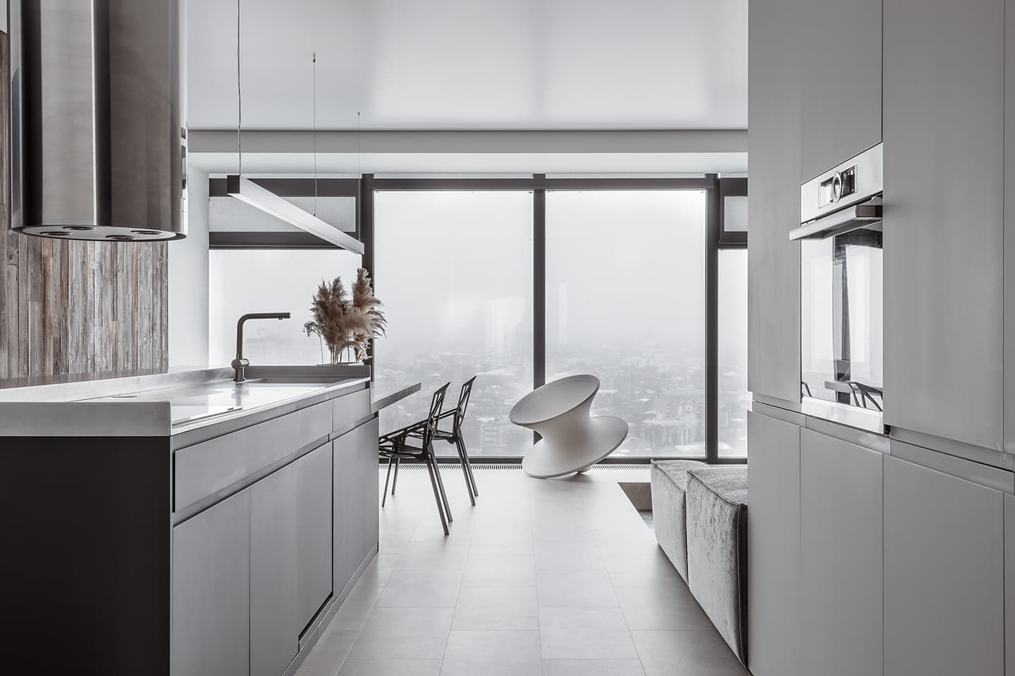 Дерево, сталь, текстиль и пластик в минималистском интерьере — проект Алексея Аладашвили