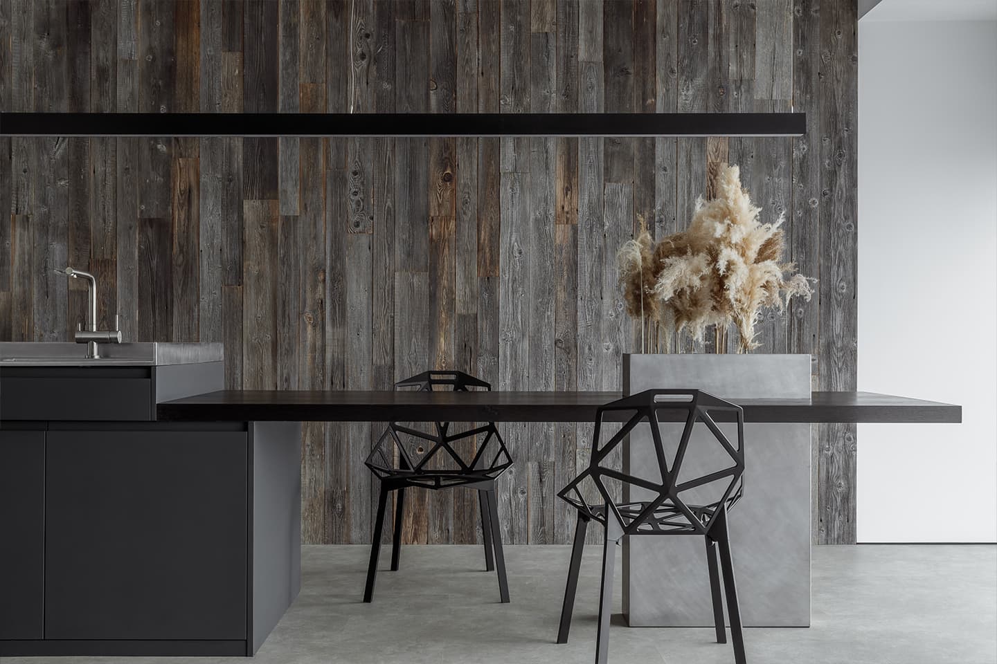 Дерево, сталь, текстиль и пластик в минималистском интерьере — проект Алексея Аладашвили