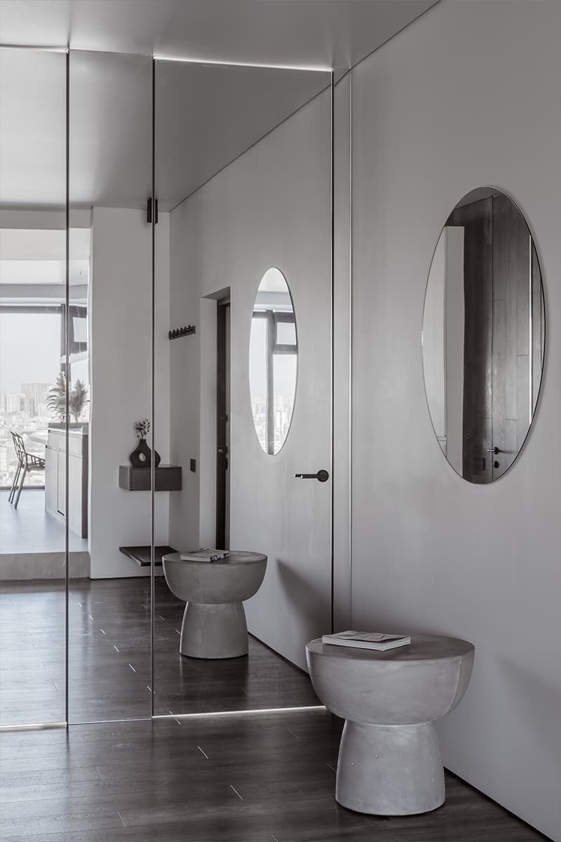 Дерево, сталь, текстиль и пластик в минималистском интерьере — проект Алексея Аладашвили