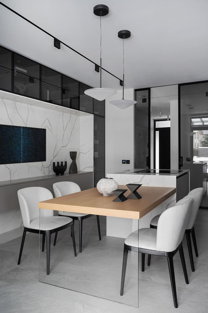 Интерьер загородного дома со скатной крышей и современным искусством — проект Аны Сергиенко