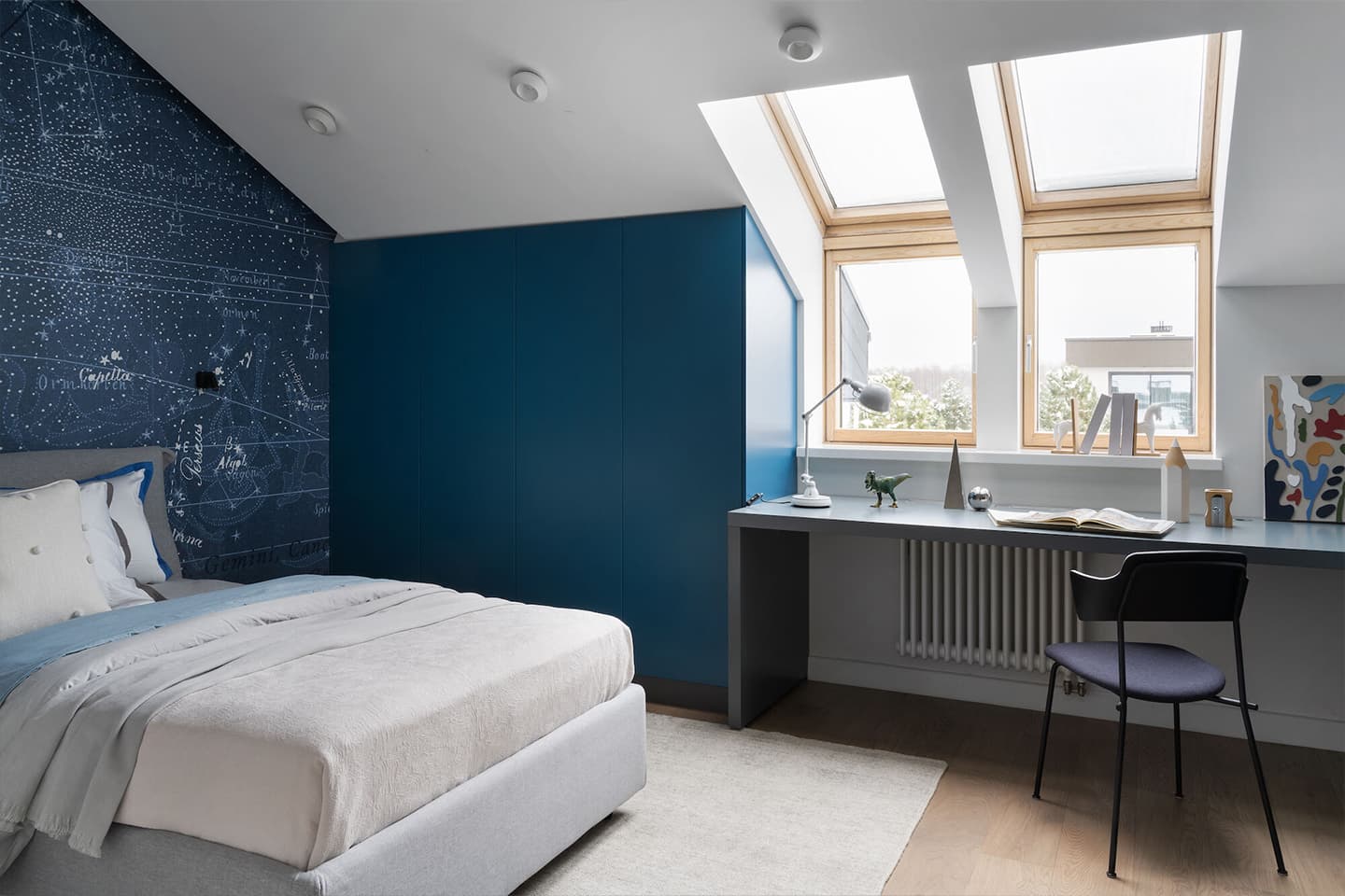 Интерьер загородного дома со скатной крышей и современным искусством — проект Аны Сергиенко