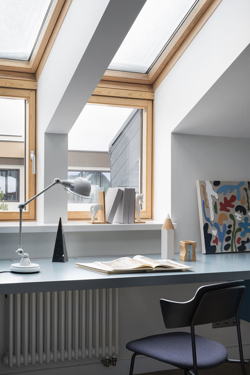 Интерьер загородного дома со скатной крышей и современным искусством — проект Аны Сергиенко