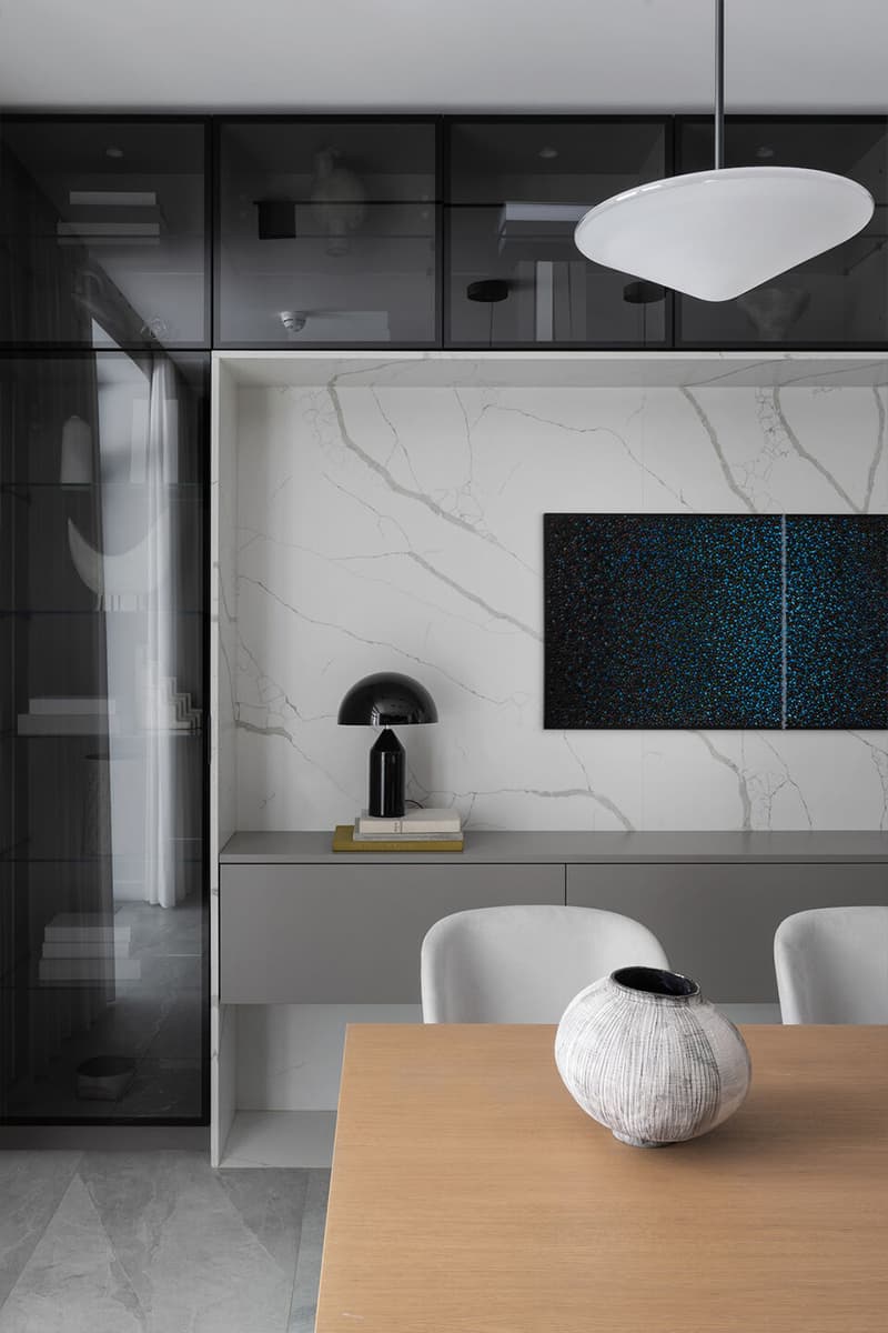 Интерьер загородного дома со скатной крышей и современным искусством — проект Аны Сергиенко