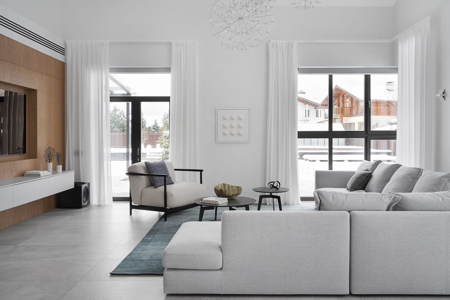 Интерьер загородного дома со скатной крышей и современным искусством — проект Аны Сергиенко